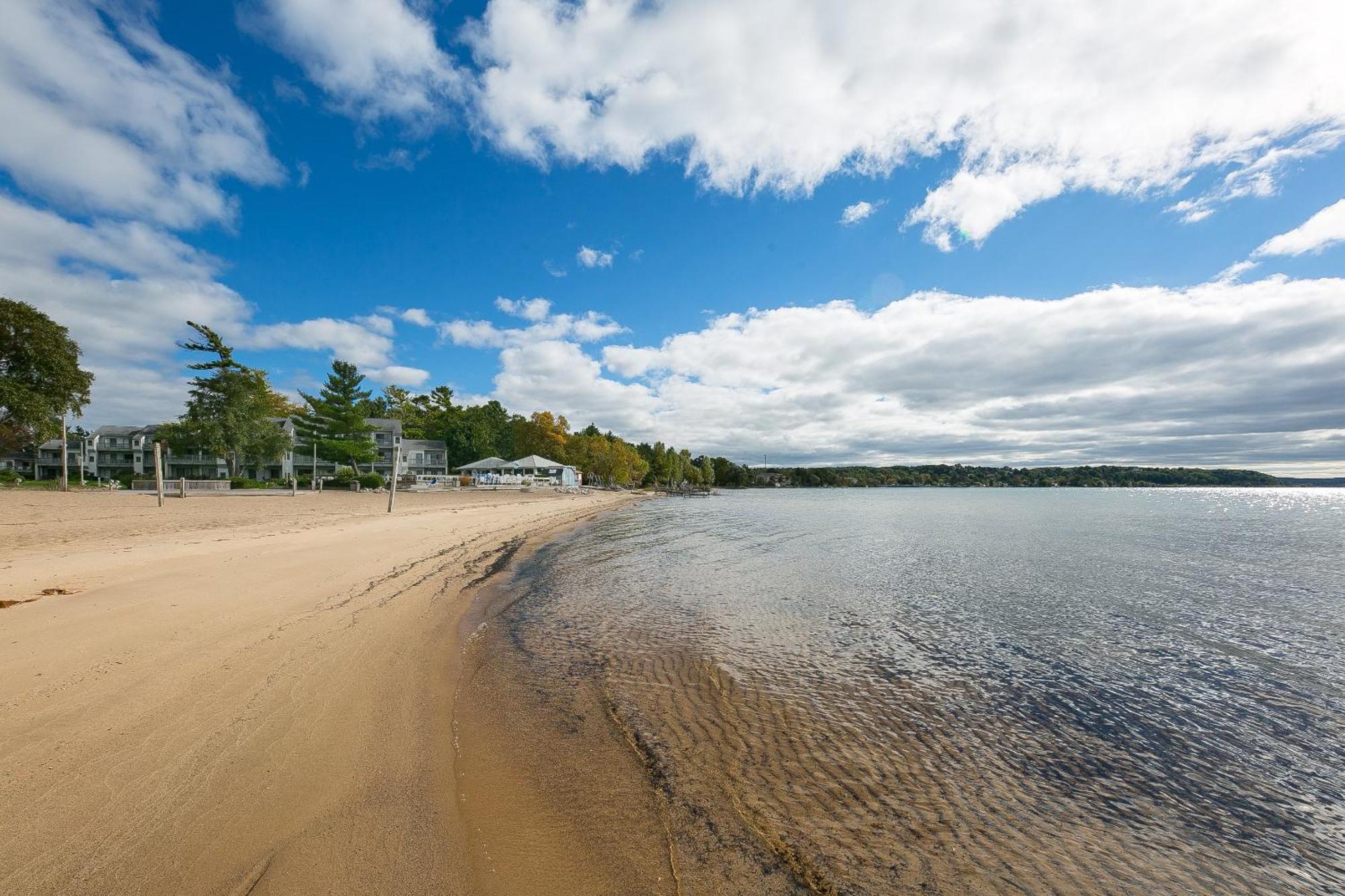 Beautiful 2 Bedroom Lakeside Condo At The Shores Traverse City Exterior photo